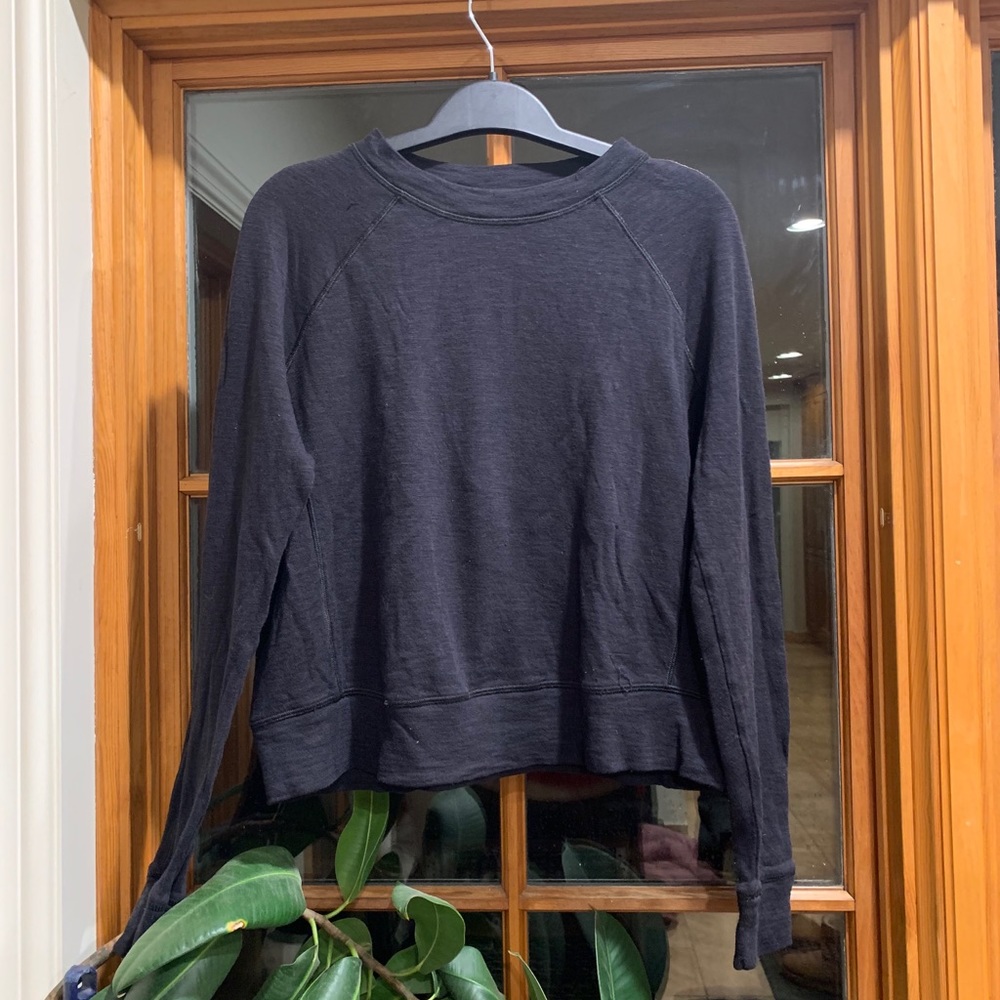 Lululemon black light sweater in women’s size M